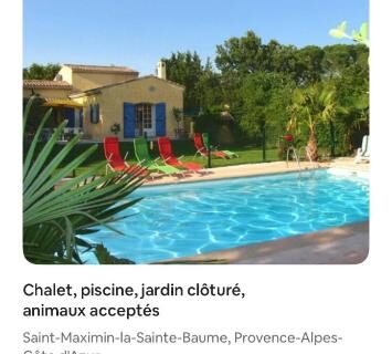 Jardin avec piscine et transats du chalet
