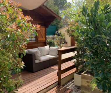 Terrasse en bois avec canapé et voile d'ombrage au CHALET PISCINE JARDIN CLOTURE ANIMAUX Acceptés