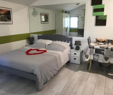 Chambre avec lit double et coin repas dans le CHALET PISCINE JARDIN CLOTURE ANIMAUX Acceptés