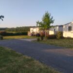 Allée et mobil-homes dans le camping Chez Lolo MH 3CH 2SDB CLIM 8p VUE CHAMPS EMPLACEMENT CALME
