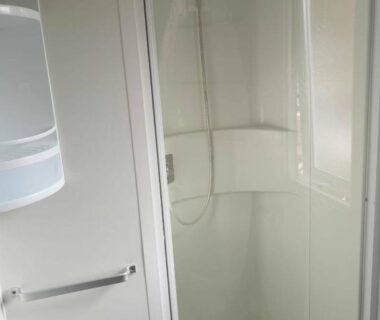 Douche dans la salle de bain du CHEZ LOLO MH 3CH 2SDB CLIM 8p VUE CHAMPS EMPLACEMENT CALME