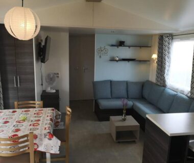 Salon et coin repas dans le mobil-home CHEZ LOLO MH 3CH 2SDB CLIM 8p VUE CHAMPS EMPLACEMENT CALME