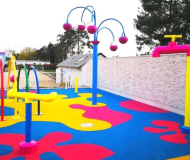 Aire aquatique avec jets et sols colorés au camping CHEZ LOLO MH 3CH 2SDB CLIM 8p VUE CHAMPS EMPLACEMENT CALME