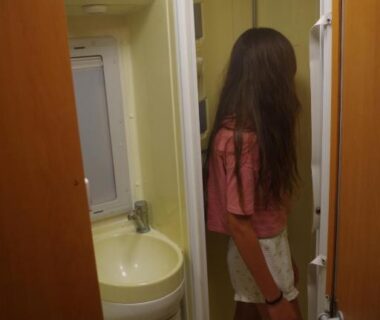 Intérieur du camping car avec cabine de douche et lavabo dans CHEZ MITCH EN CAMPING CAR