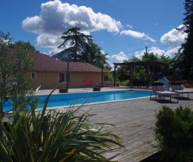 Piscine et terrasse avec transats à CHEZ MITCH EN CAMPING CAR et grand espace extérieur
