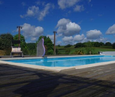 Piscine et terrasse en bois dans le camping CHEZ MITCH EN CAMPING CAR