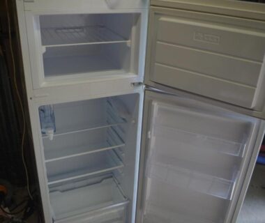 Kitchenette avec réfrigérateur ouvert dans l'hébergement CHEZ MITCH EN CAMPING CAR
