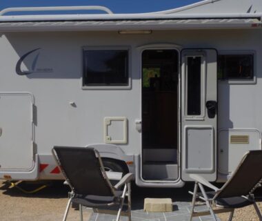 Devant camping-car avec deux transats au camping CHEZ MITCH EN CAMPING CAR et grand espace extérieur