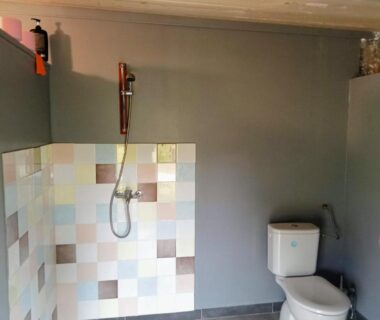 Salle de bain avec douche et toilettes dans la Cabane Les Pourettes