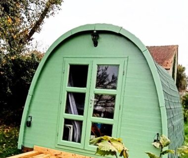 Dans le jardin cabane en bois avec petite terrasse à la Cabane Les Pourettes