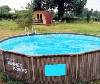 Pelouse avec piscine hors-sol devant la cabane Les Pourettes