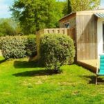 Pelouse avec chaises longues et terrasse devant la Cabane Randonneurs