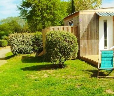 Pelouse avec chaises longues et terrasse devant la Cabane Randonneurs