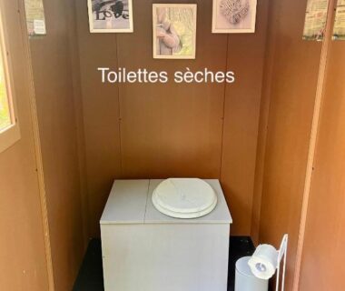 Intérieur toilettes sèches dans la Cabane insolite avec escape game
