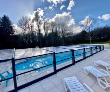 Bord de piscine avec transats au camping Cabane insolite avec escape game