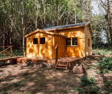 Cabane en bois au cœur de la forêt du camping Cabane insolite avec escape game