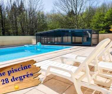 Terrasse de piscine avec transats et abri rétractable à la Cabane insolite avec escape game