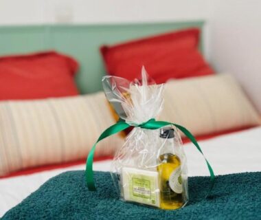 Chambre avec serviettes et cadeau de bienvenue dans la Cabane la Clef des Champs au Mas des Entrages