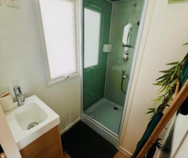 Salle de bain avec cabine de douche dans la Cabane la Clef des Champs au Mas des Entrages