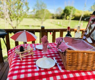 Terrasse avec panier pique-nique sur table à carreaux à la Cabane la Clef des Champs au Mas des Entrages