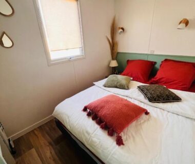 Chambre avec lit double et coussins dans la Cabane la Clef des Champs au Mas des Entrages