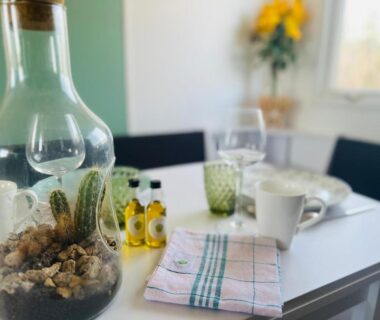 Intérieur avec table dressée terrarium tasses et torchon dans la Cabane la Clef des Champs au Mas des Entrages