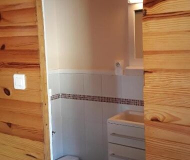 Salle de bains avec WC et lavabo dans la Cabane randonneur au camping