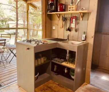 Coin cuisine et terrasse extérieure dans la cabane sur pilotis avec terrasse au calme API-1-52-1502