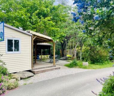 Terrasse ombragée dans la végétation de la Cabane sur pilotis avec terrasse au calme API-1-52-1502