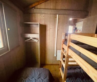 Intérieur en bois avec lits superposés dans la cabane sur pilotis avec terrasse au calme API-1-52-1502