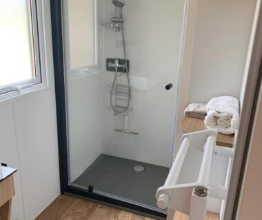 Salle de bain avec douche et sèche-serviettes dans le mobil-home Calme & Sérénité