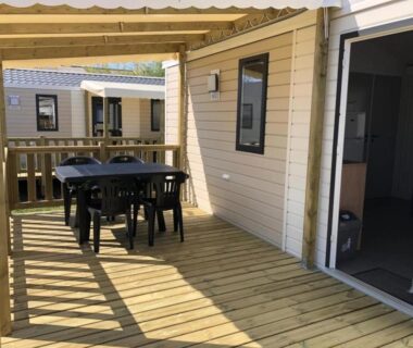 Terrasse couverte avec table et chaises du Camping 3 étoiles 1km de la plage Piscine chauffée et Espace Fitness