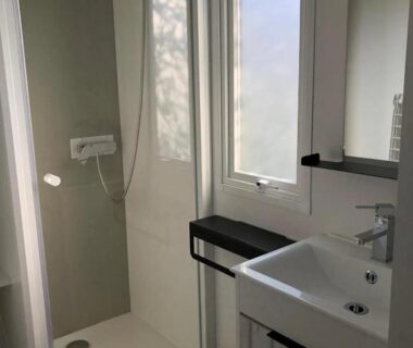 Salle de bain avec cabine de douche et lavabo du Camping 3 étoiles 1km de la plage