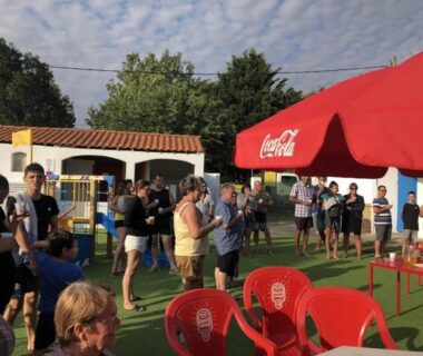 Espace extérieur avec parasols et chaises rouges au Camping 3 étoiles 1km de la plage Piscine chauffée et Espace Fitness
