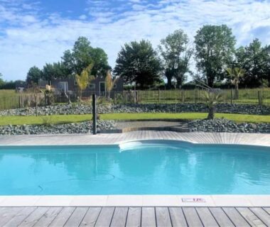 Piscine extérieure avec plage en bois au Camping 3 étoiles ccbbehi