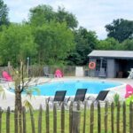 Piscine extérieure avec transats et pool house au Camping 3 étoiles - Piscine - ccbbehi