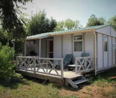 Mobil-home avec terrasse et chaises au Camping 3 étoiles - Piscine - ccbbehi