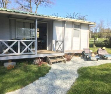 Terrasse avec transats devant le mobil-home au Camping 3 étoiles - Piscine - ccbbehi