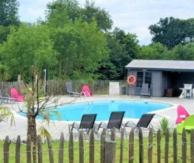 Piscine extérieure avec transats et pool house au Camping 3 étoiles - Piscine - ccbbehi