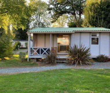Mobil-home avec terrasse sur pelouse au Camping 3 étoiles - Piscine - ccbbehi