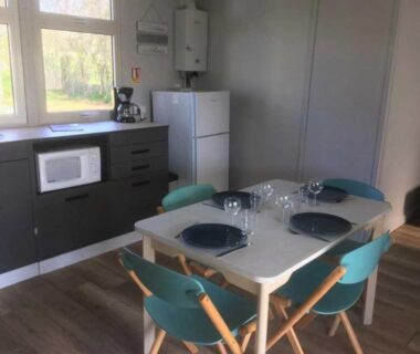 Intérieur cuisine et coin repas dans le Camping 3 étoiles Piscine ccbbehi