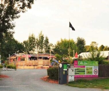 Entrée du camping avec panneaux et aire de jeux au Camping 3 étoiles ccbbehi