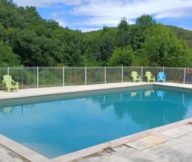 Piscine extérieure bordée de terrasse et chaises au Camping 3 étoiles Piscine ccbfeb0