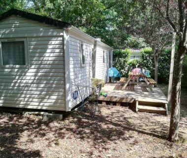 Mobil-home sur terrasse en bois ombragée au Camping 3 étoiles Piscine ccbfeb0
