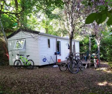 Mobil-home sous les arbres avec vélos au Camping 3 étoiles - Piscine - ccbfeb0