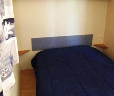 Chambre avec lit double et tête de lit dans le Camping 3 étoiles – Piscine – ccbfeb0