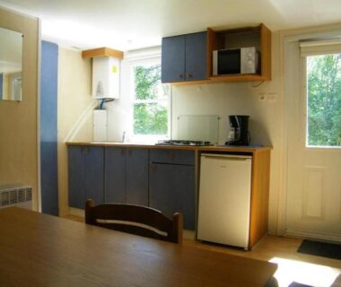 Cuisine équipée dans le mobilhome du Camping 3 étoiles Piscine ccbfeb0
