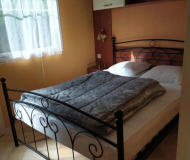 Chambre avec lit double et fenêtre dans le Camping 3 étoiles - Piscine - ccbfeif