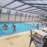 Piscine couverte avec baigneurs au Camping 3 étoiles – Piscine – ccbfeif