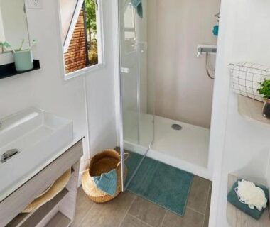 Salle de bains avec douche vitrée et lavabo dans le Camping 3 étoiles Piscine ccbfeif